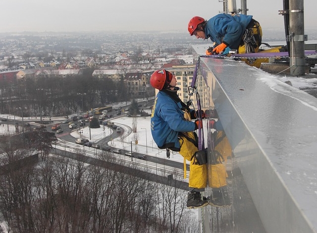 Arbeiter bei Dacharbeiten mit Absturzsicherung