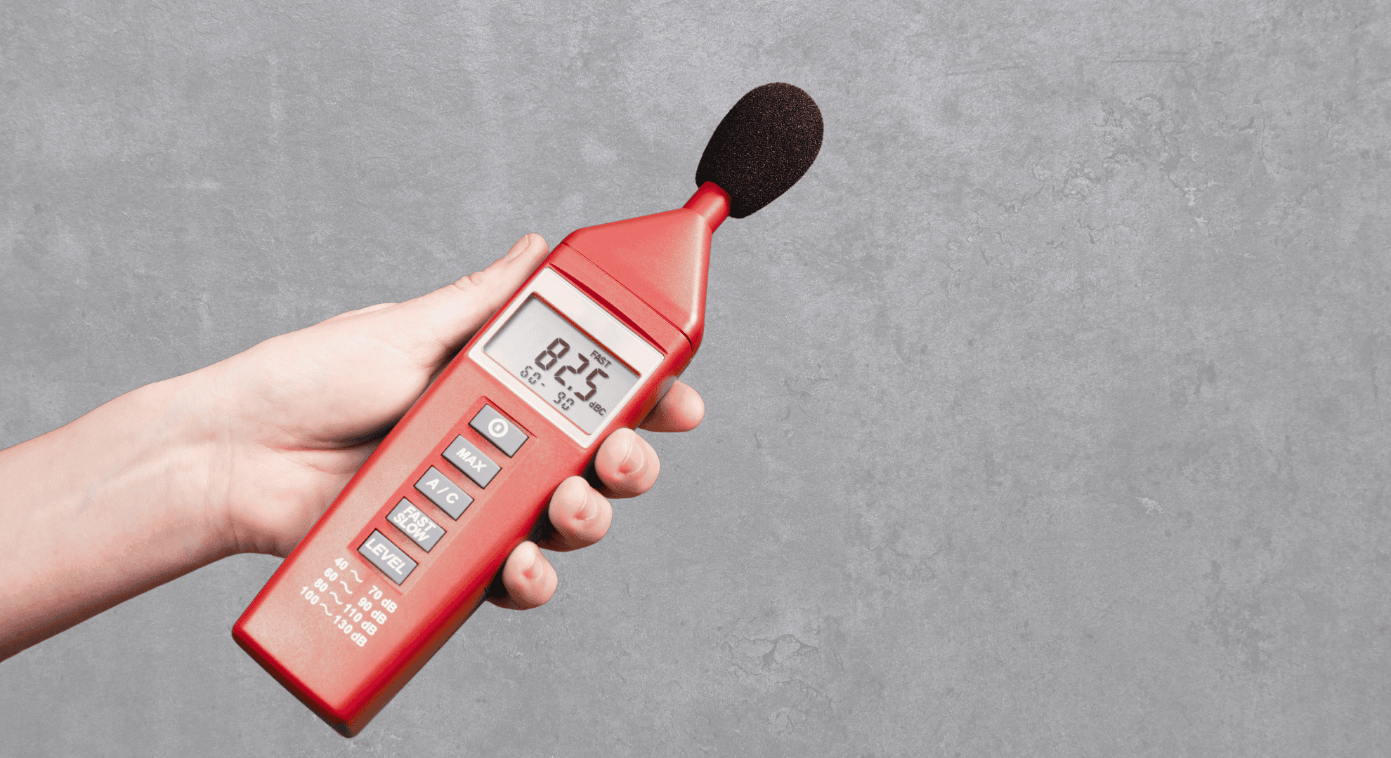 Hand hält Gerät zur Lärm- und Vibrationsmessung